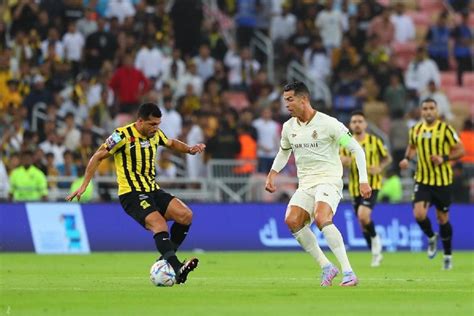 Suporter Al Shabab meneriakkan nama Messi saat Cristiano Ronaldo merayakan kemenangan Al Nassr di Liga Arab Saudi, Senin (26/2/2024).